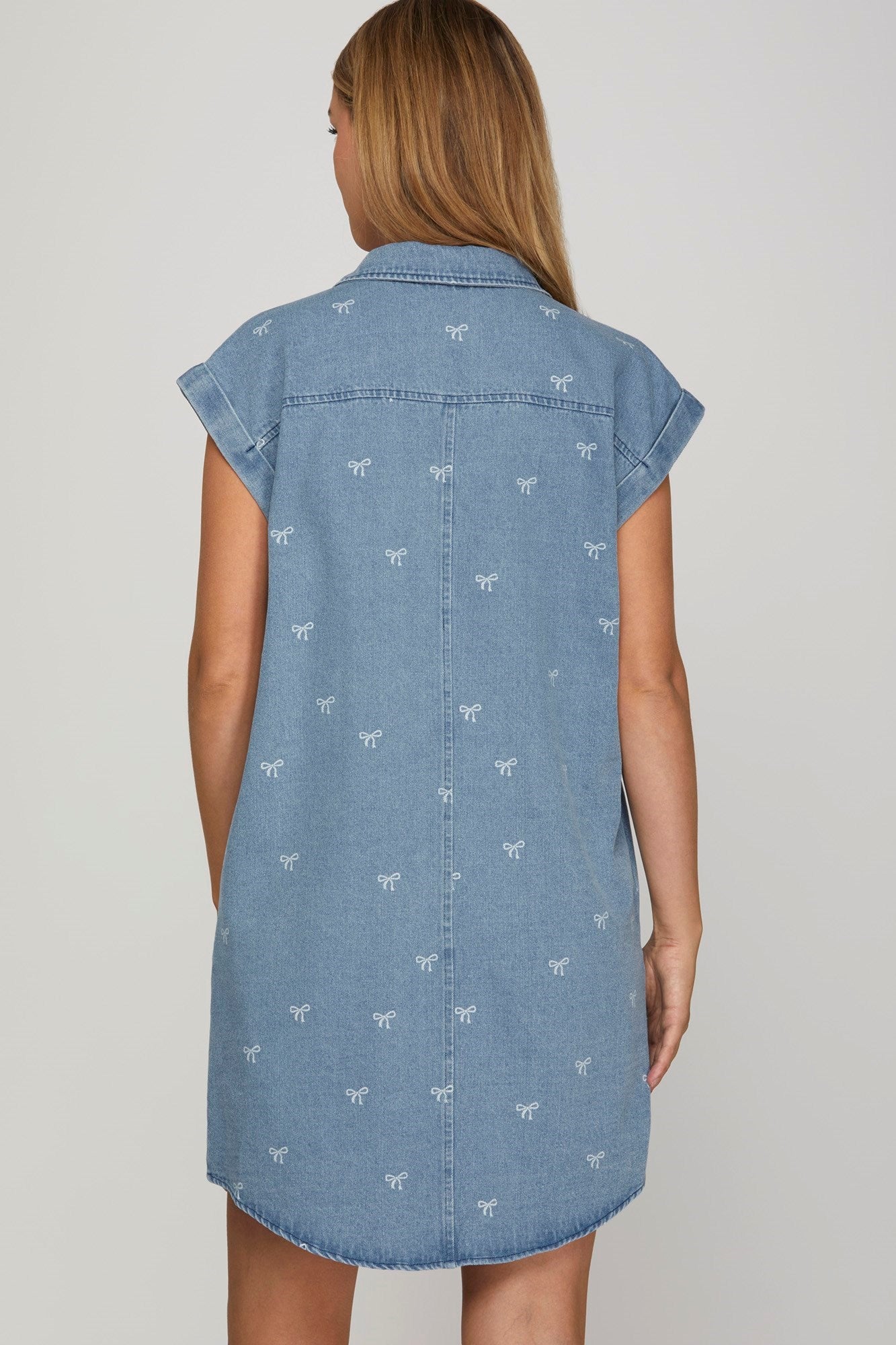 BOW BUTTON DOWN BOW PRINT DENIM WASHED SHIRT DRESS WITH SIDE POCKETS